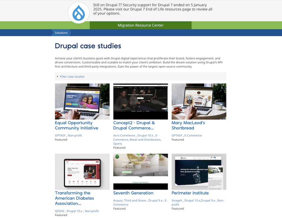 Przykład sekcji z case studies z wdrożeniami systemów CMS, zaprezentowanych na stronie Drupal.org.