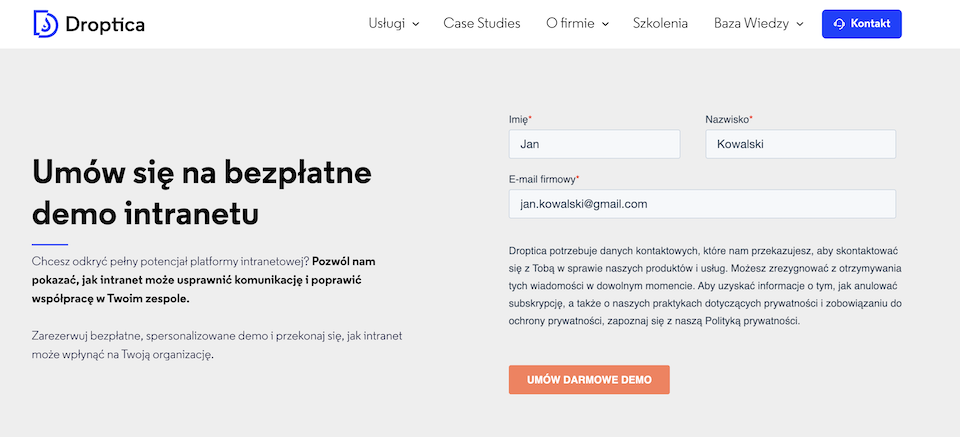 Przykład krótkiego formularza kontaktowego umieszczonego w systemie CMS dla marketingu i sprzedaży. 
